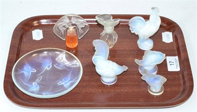 Lot 17 - A Sabino glass dish, two Sabino glass cockerels (one a.f.) and two Sabino glass fish; together with