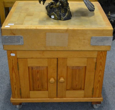 Lot 1129 - A substantial butcher's block