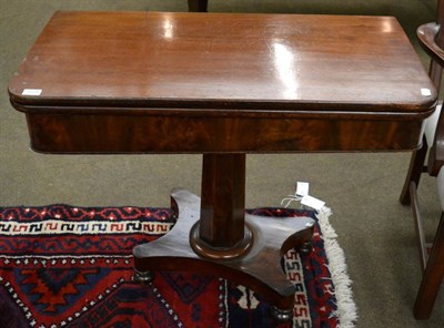 Lot 1224 - An early 19th century mahogany tea table