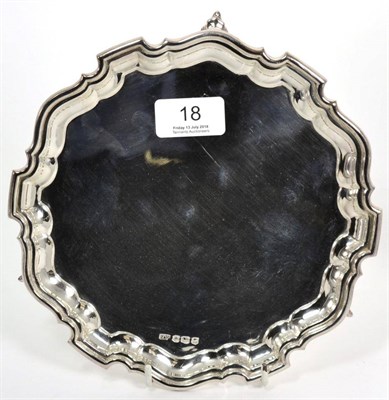 Lot 18 - A small silver salver, Viners Ltd, Sheffield 1925, shaped circular on three scroll supports, 20.5cm