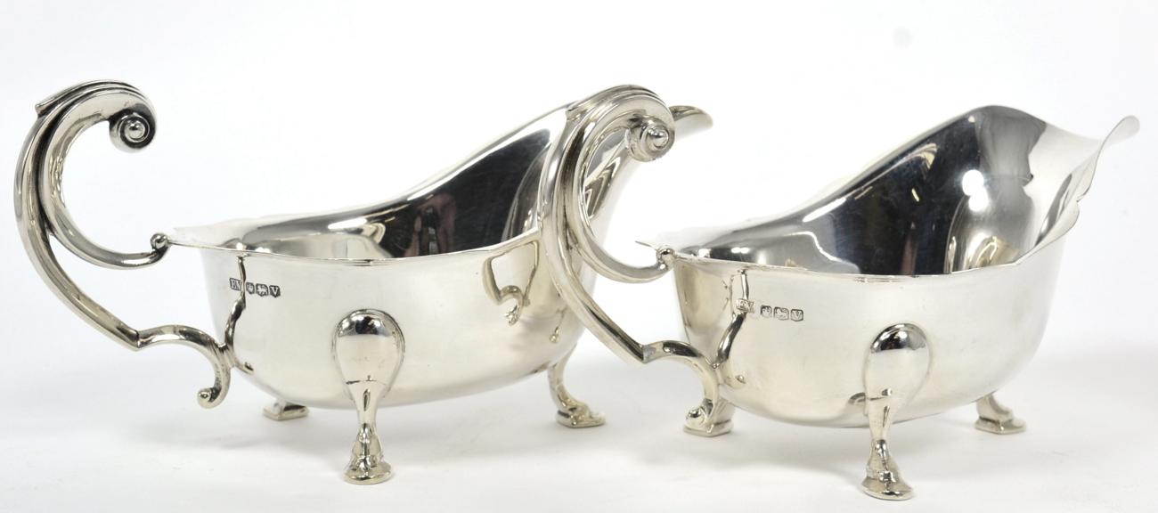 Lot 76 - A pair of silver sauce boats, Viners Ltd, Sheffield 1938, of 18th Century style, 18cm long, 15.3ozt