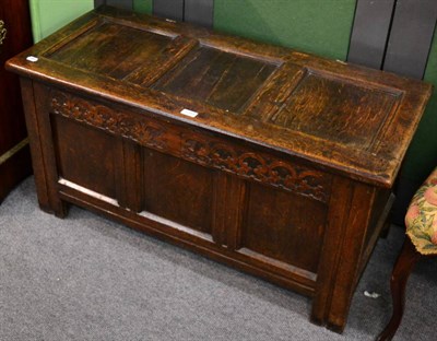 Lot 1289 - A small oak coffer