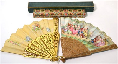 Lot 186 - Early 20th century carved gilt wood fan, with pierced sticks and guards, cream silk leaf mount hand