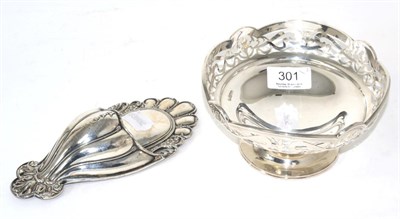 Lot 301 - A George V silver pedestal bowl, by M H Co ltd., Sheffield, 1927, 15.5 diameter; with an early 20th