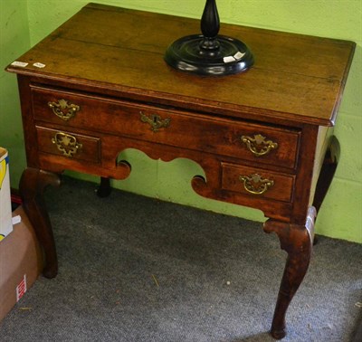 Lot 1378 - An oak lowboy