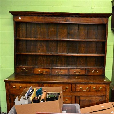 Lot 1381 - A George III oak dresser and rack