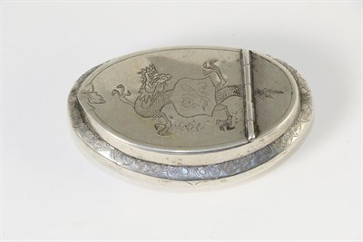 Lot 318 - Chinese export oval snuff/tobacco box, maker's mark indistinct, the cover engraved with a...