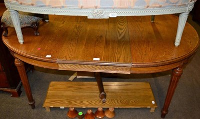 Lot 1235 - An oak extending dining table