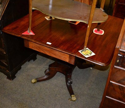 Lot 1281 - An early 19th century mahogany drop leaf table