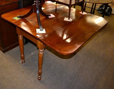 Lot 1285 - A Victorian mahogany drop leaf table