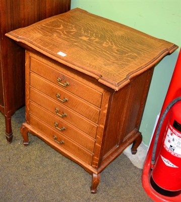 Lot 1301 - A small oak five height chest of drawers