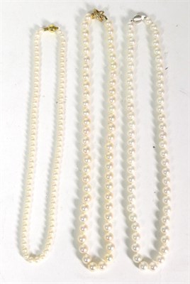 Lot 90 - A cultured Akoya pearl necklace, uniform pearls knotted to an 18 carat white gold clasp, length...