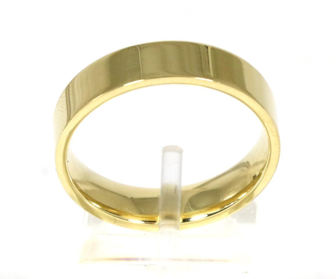 Lot 105 - An 18 carat gold band ring, finger size S