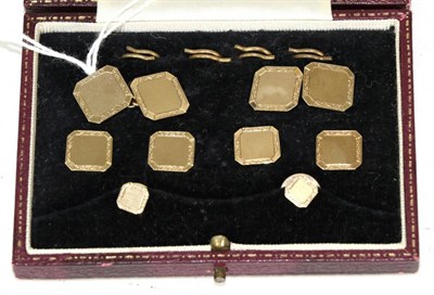 Lot 237 - A 9 carat gold dress set, comprising; a pair of chain linked cufflinks, four buttons and two studs