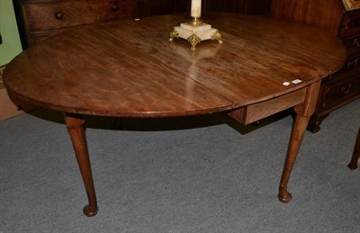 Lot 1360 - A George III mahogany oval drop leaf table