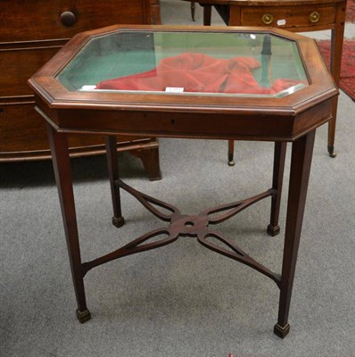 Lot 1381 - A bijouterie table