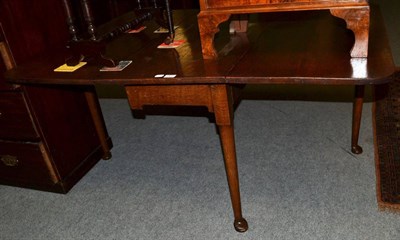 Lot 1412 - A George III oak drop leaf table