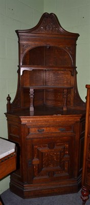 Lot 1421 - An oak standing corner cupboard