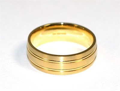 Lot 185 - An 18 carat gold band ring, matt polished with reeded detail, finger size T/12