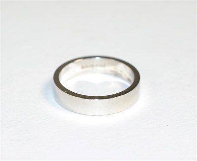 Lot 189 - A platinum band ring, finger size L1/2