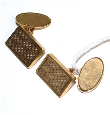 Lot 391 - A pair of 9 carat gold cufflinks, rectangular engine turned plaques chain linked to oval backs