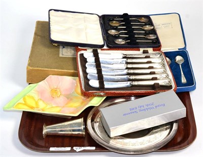 Lot 424 - A cased set of silver teaspoons, six silver coffee bean spoons, six silver handled tea knives,...