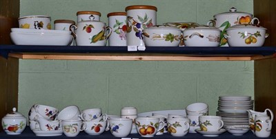 Lot 149 - A Royal Worcester Evesham pattern tea/dinner service (two shelves)