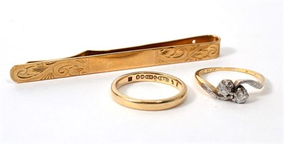 Lot 264 - A 9 carat gold foliate engraved tie bar, a 9 carat gold band ring, finger size J1/2 and an old...