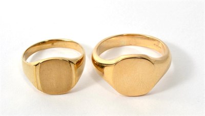 Lot 270 - Two 9 carat gold signet rings, finger size Q and V1/2 (2)