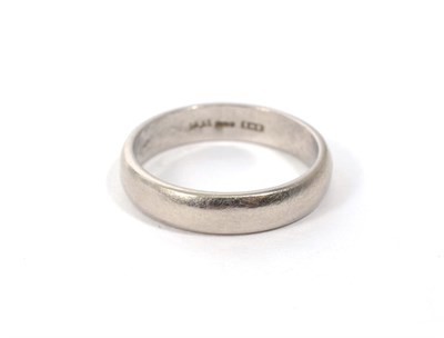 Lot 279 - A platinum band ring, finger size N