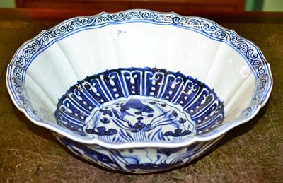 Lot 364 - A 20th century large Oriental blue and white bowl