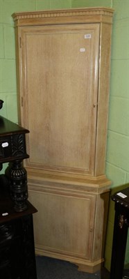 Lot 1220 - A standing corner cupboard