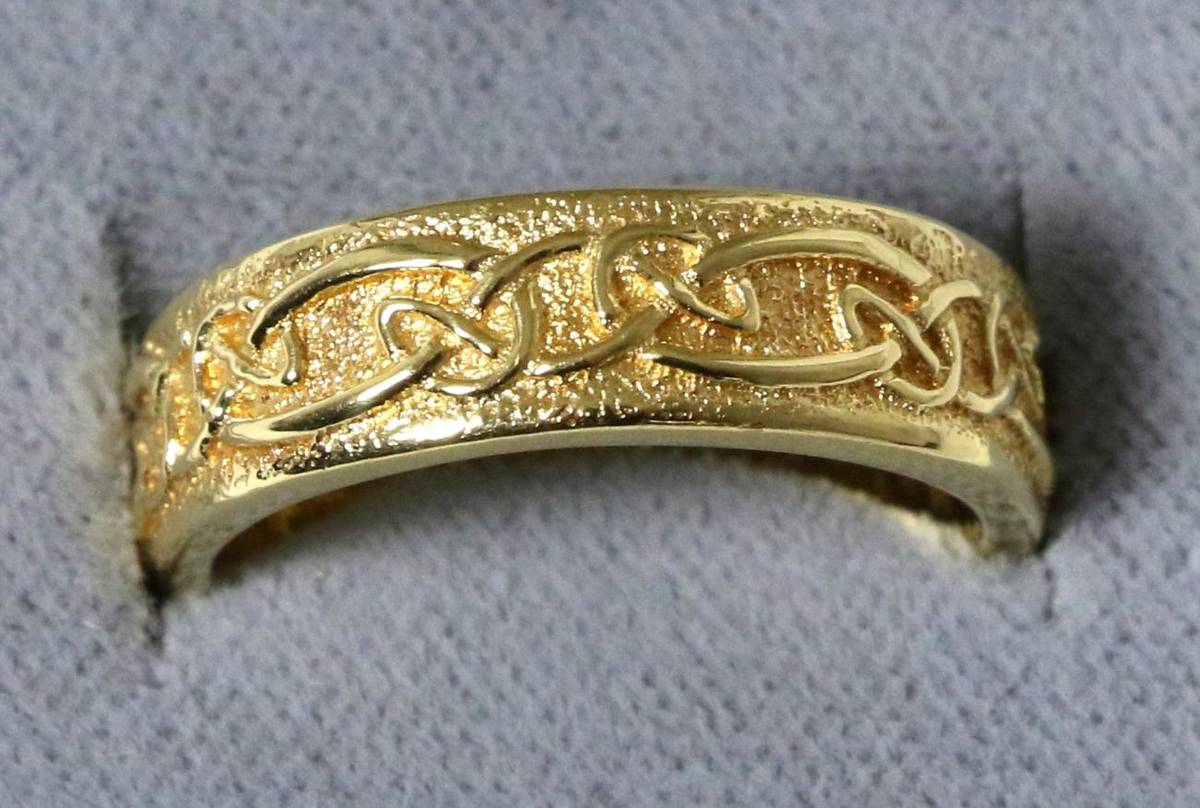 Lot 28 - An 18 carat gold Celtic motif band ring, finger size M1/2