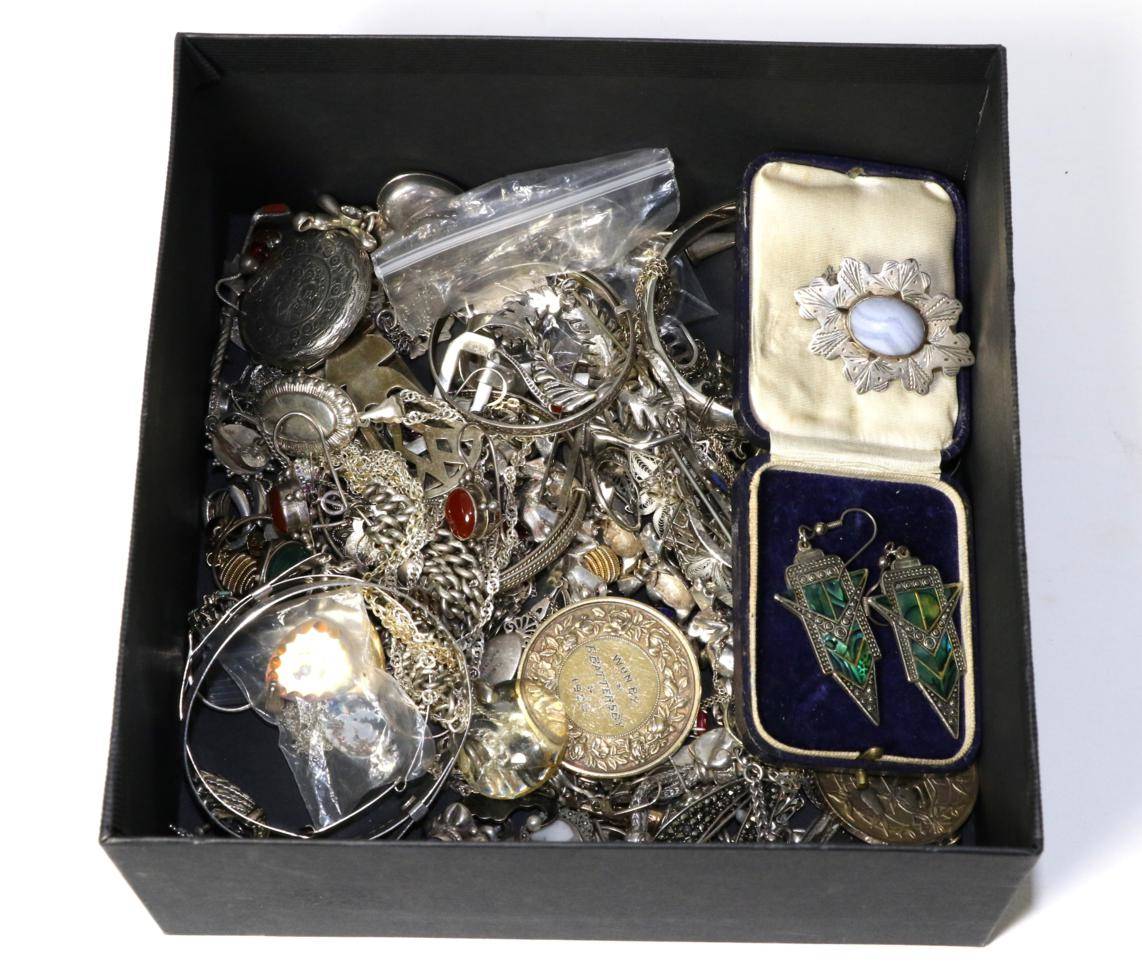 Lot 36 - A collection of silver jewellery, including a novelty 'frog' link necklace and bracelet suite,...