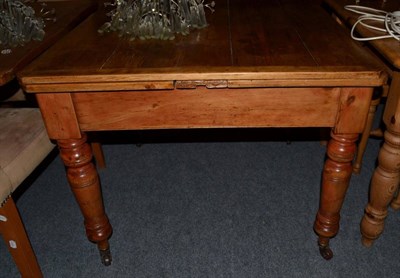 Lot 1091 - A pine draw leaf dining table