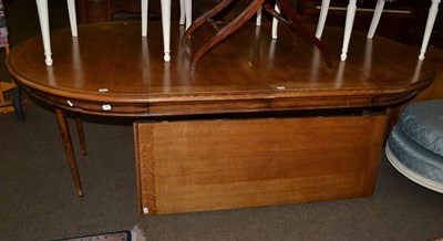 Lot 1147 - An oak extending dining table with three additional leaves