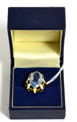 Lot 88 - A blue topaz ring, an oval blue topaz in an extended claw setting, to forked shoulders, finger size