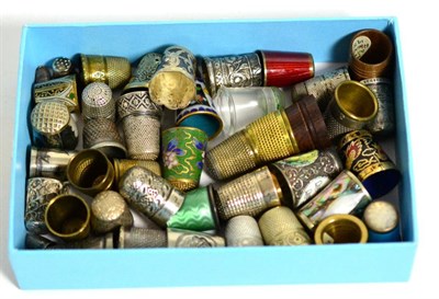 Lot 97 - A large quantity of mixed thimbles consisting of enamel, silver, cloisonne examples etc