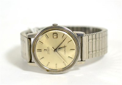 Lot 108 - A stainless steel automatic calendar centre seconds wristwatch, signed Omega, Seamaster