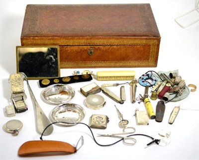 Lot 135 - A quantity of small silver collectables and other items to include various vesta cases; pen and...