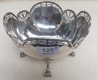 Lot 125 - A Walker & Hall silver bowl with pierced rim, raised on four legs, Sheffield 1911
