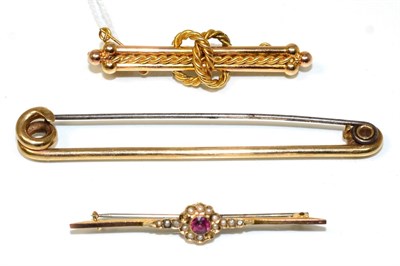 Lot 204 - A Victorian Etruscan revival brooch, as interlocked ropes to a bar, measures 5cm long; a 9...