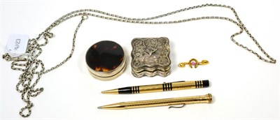 Lot 334 - A French filigree silver trinket box; a silver and tortoiseshell box; two pens; a 9 carat bar...