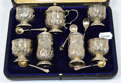 Lot 362 - An Edwardian silver seven piece condiment set, with spoons, in a fitted case