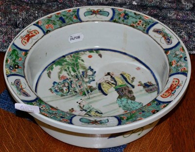 Lot 401 - A Chinese porcelain famille vert small basin