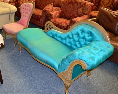 Lot 1177 - A reproduction chaise longue together with a matching button back nursing chair