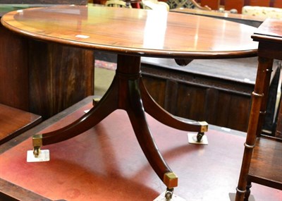 Lot 1297 - A crossbanded mahogany oval coffee table