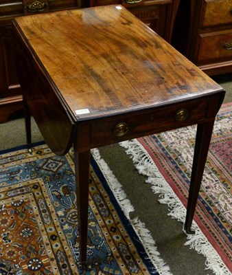 Lot 1352 - A George III crossbanded mahogany Pembroke table