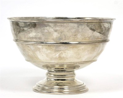 Lot 45 - ~ A Maple & Co Ltd silver pedestal bowl, 21cm diameter, 15.94ozt