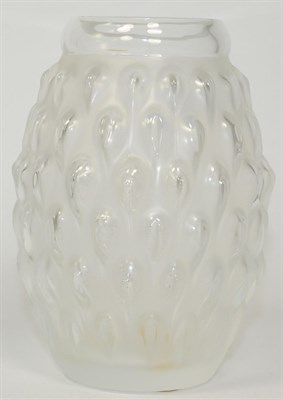 Lot 285 - A modern Lalique frosted glass Bucolique vase, 13cm (boxed)